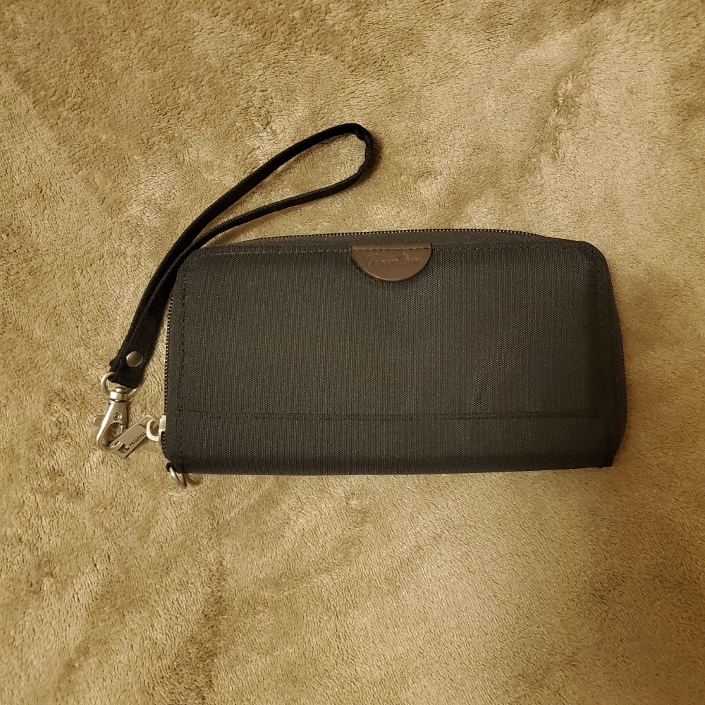 Wristlet wallet